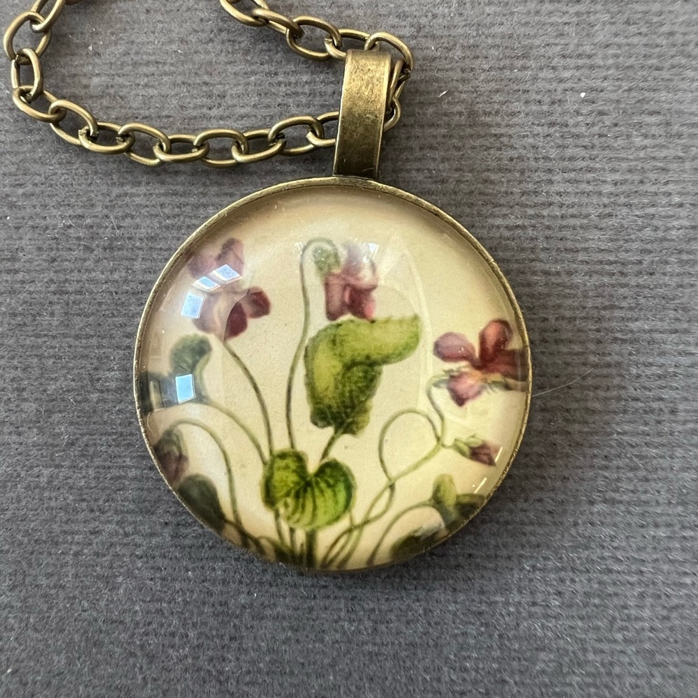 VINTAGE STYLE FLORAL NECKLACE. LOVELY ACCENT PIECE FOR YOUR WARDROBE.